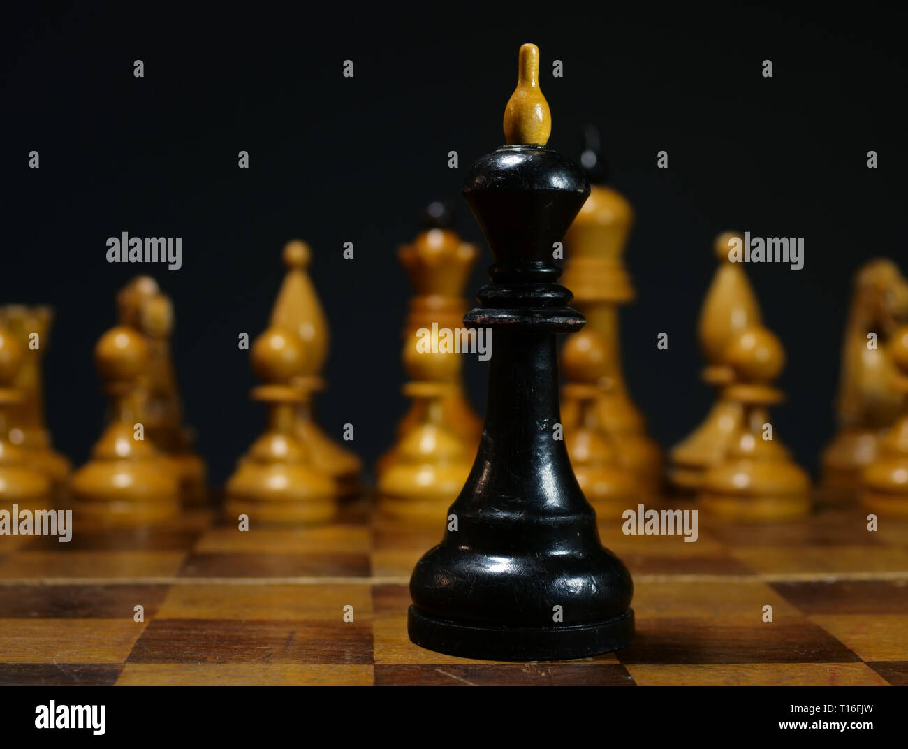 Problemi di business leader la decisione in materia di concorrenza. Scacchi re bianco opposta a scacchi. Foto Stock