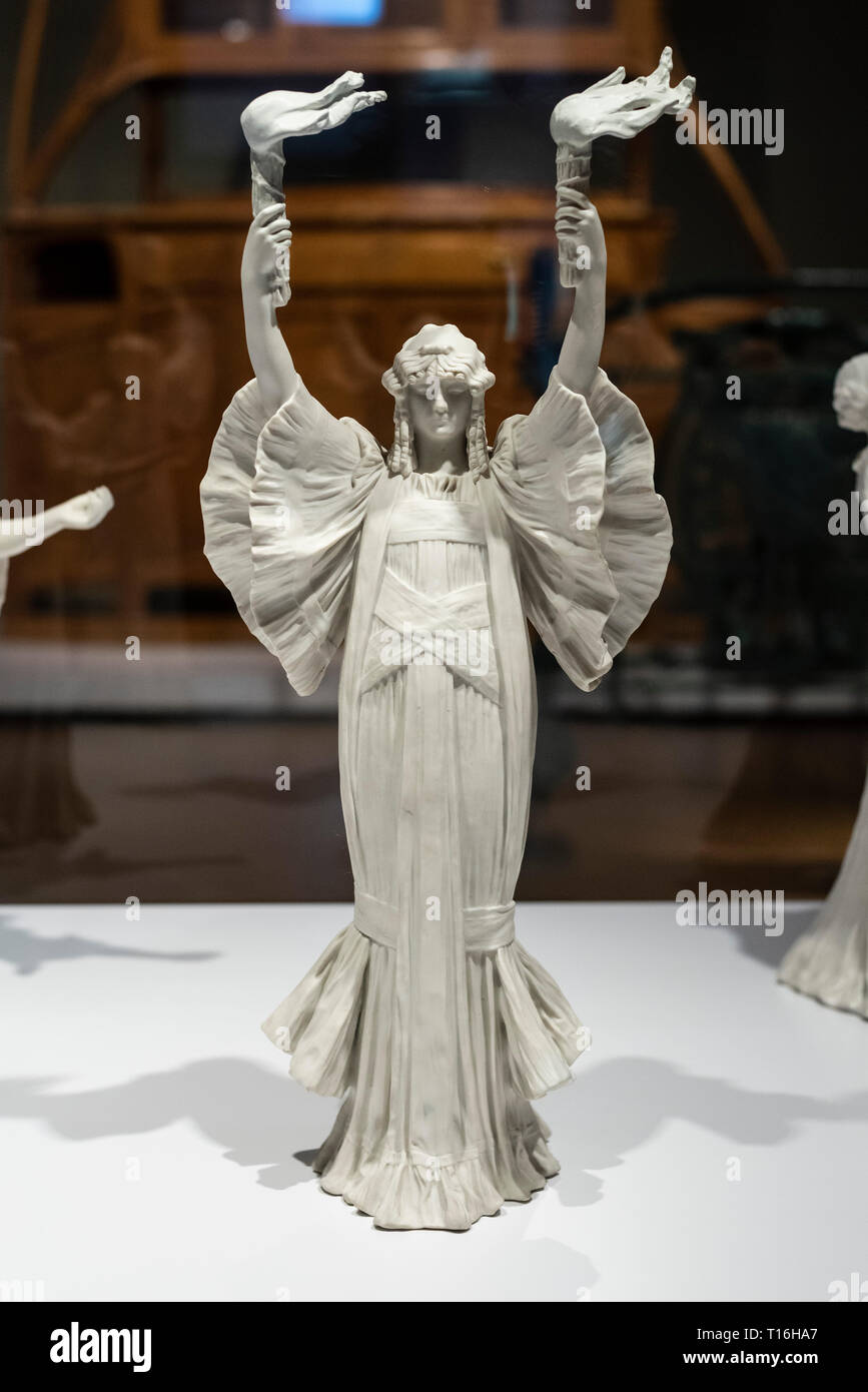 Berlino. Germania. Art Nouveau figura di porcellana da 'Le Jeu de l'echarpe', da Agathon Léonard. Bröhan Museum. Schlossstrasse, Charlottenburg. Jeu de l'é Foto Stock