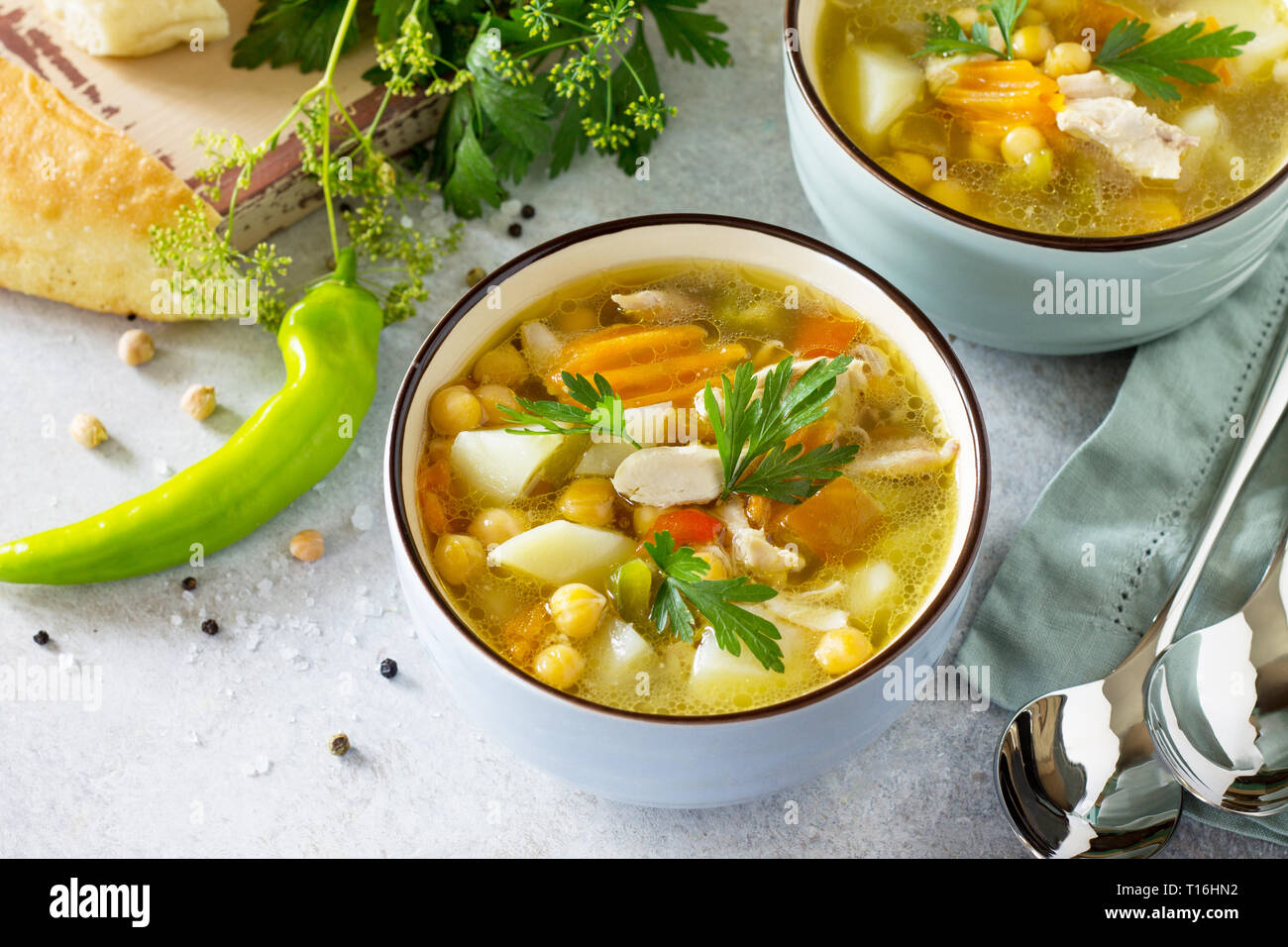 In casa la zuppa calda con verdure, pollo e Piselli Ceci. Cucina orientale. Il concetto di mangiare sano. Copia dello spazio. Foto Stock