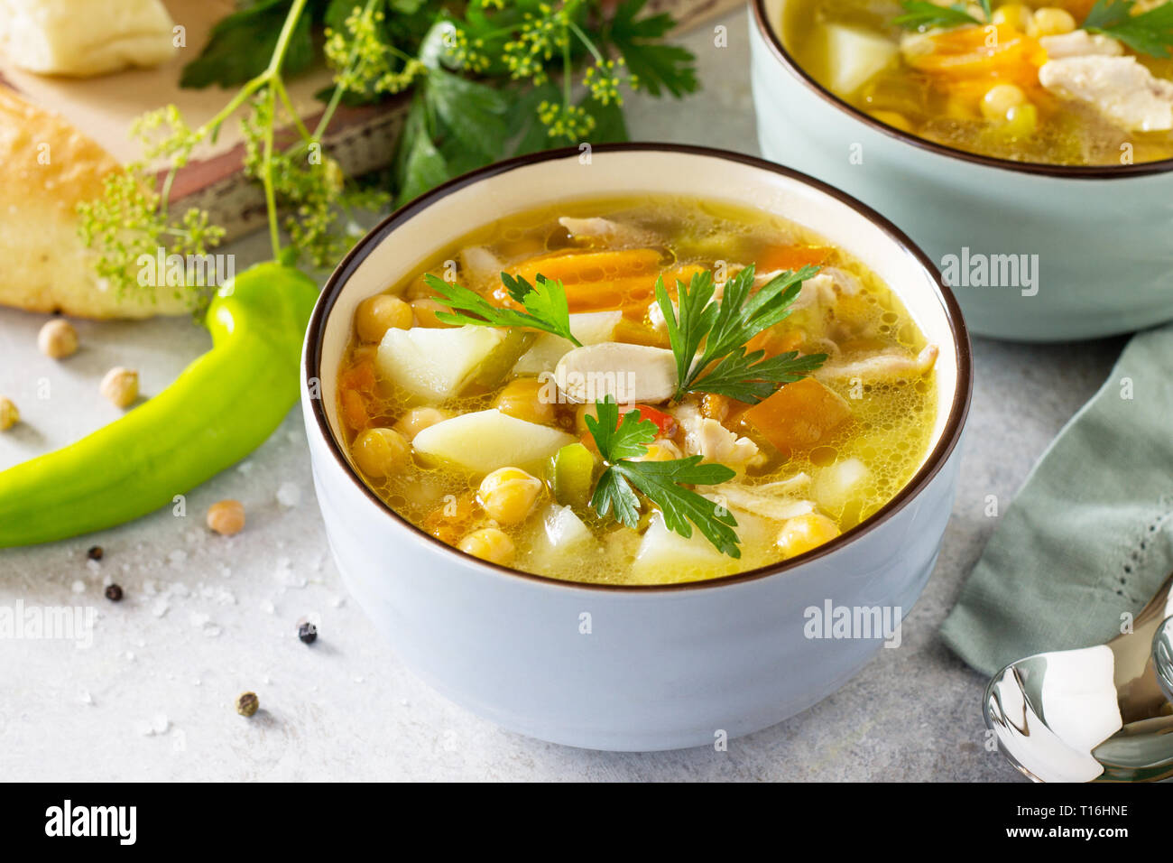 In casa la zuppa calda con verdure, pollo e Piselli Ceci. Cucina orientale. Il concetto di mangiare sano. Foto Stock