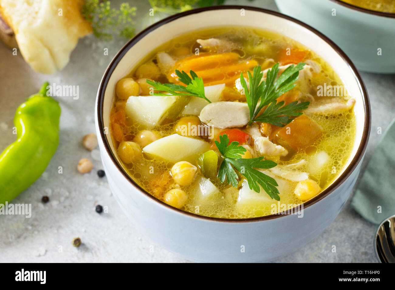In casa la zuppa calda con verdure, pollo e Piselli Ceci. Cucina orientale. Il concetto di mangiare sano. Foto Stock