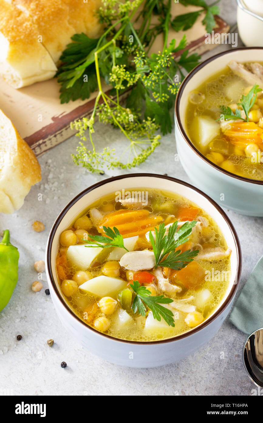 In casa la zuppa calda con verdure, pollo e Piselli Ceci. Cucina orientale. Il concetto di mangiare sano. Foto Stock