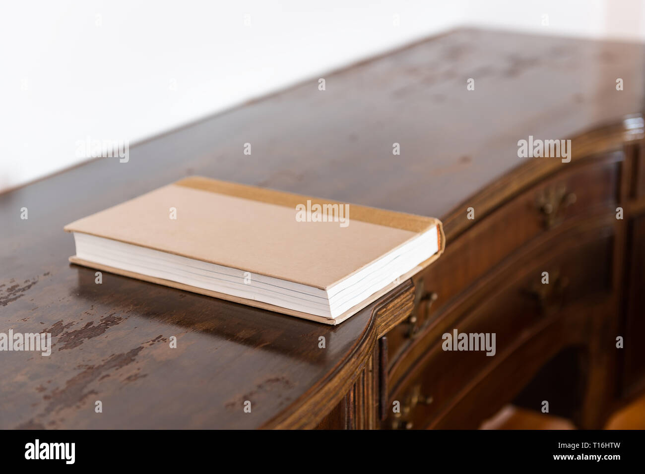 Primo piano di antichi vintage retrò scaffale di legno tavolo con un vecchio stile libro decorazione in casa di colore marrone Foto Stock
