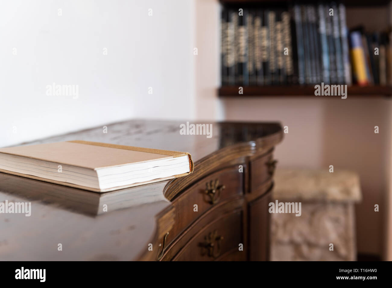 Antique vintage retrò scaffale di legno tabella guardaroba nella biblioteca con un vecchio stile libro decorazione in casa di colore marrone Foto Stock
