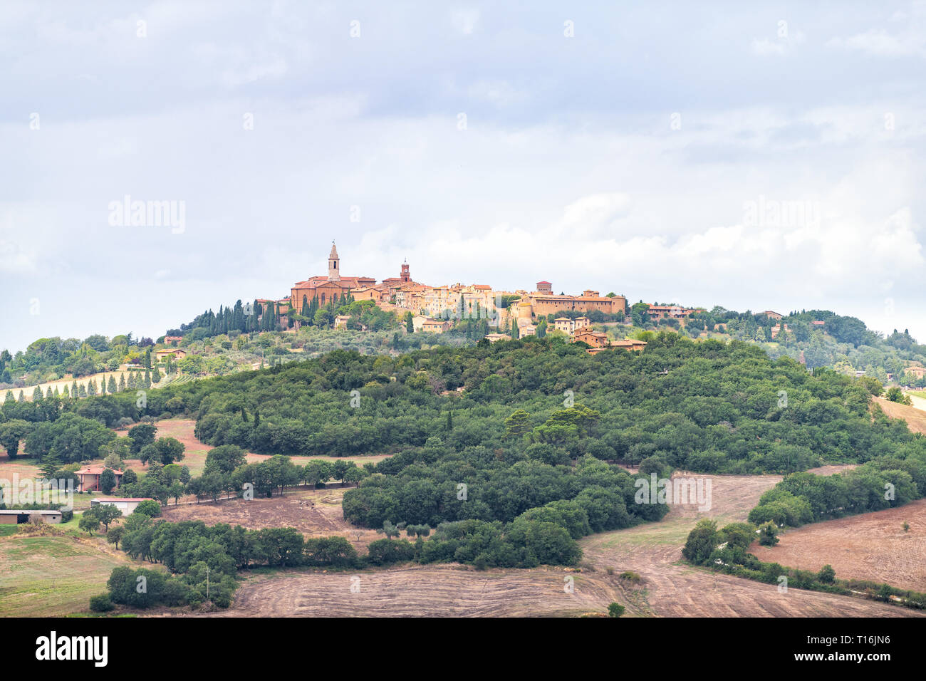 Pienza cittadina collinare e Italia Val D'Orcia campagna in Toscana con il lago e il piccolo borgo alto angolo cityscape Foto Stock