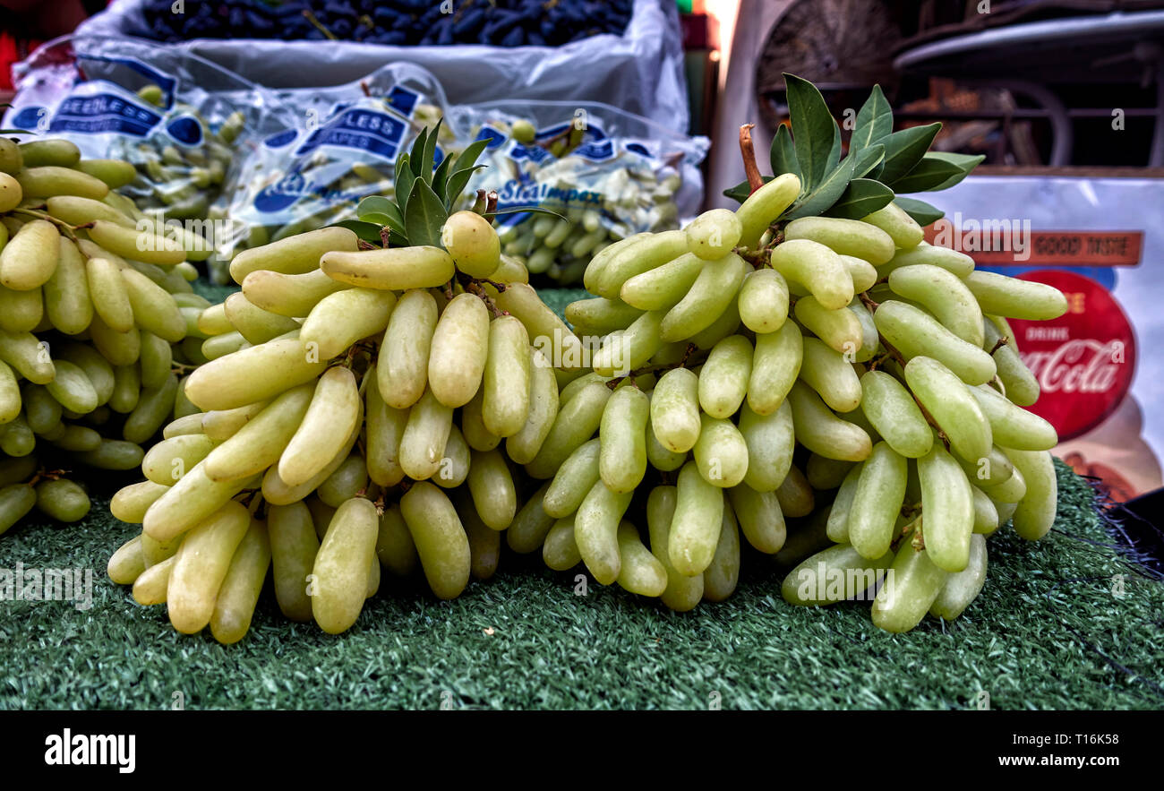 L'uva. Chicchi di uva verde senza semi per la vendita a una pressione di stallo in Thailandia. Sud-est asiatico Foto Stock