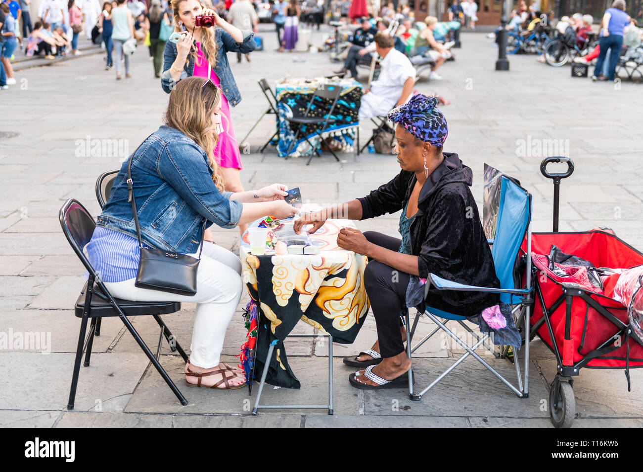 New Orleans, Stati Uniti d'America - 22 Aprile 2018: Old town street in Louisiana town città da St Louis chiesa cattedrale e molte persone si affollano su Jackson Square con ta Foto Stock