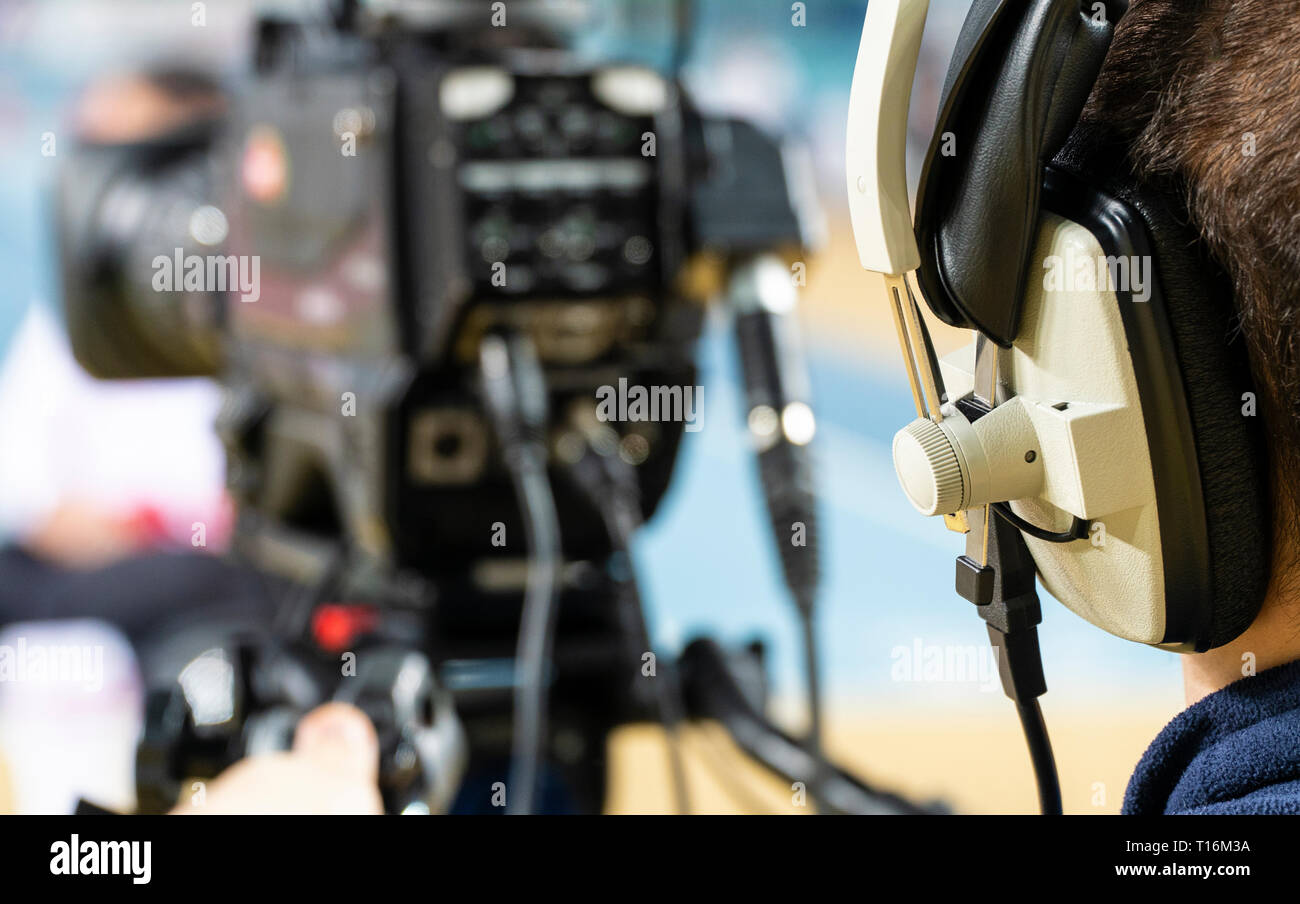 Cameraman professionale con le cuffie con 4K la videocamera in programmi  televisivi dal vivo Foto stock - Alamy
