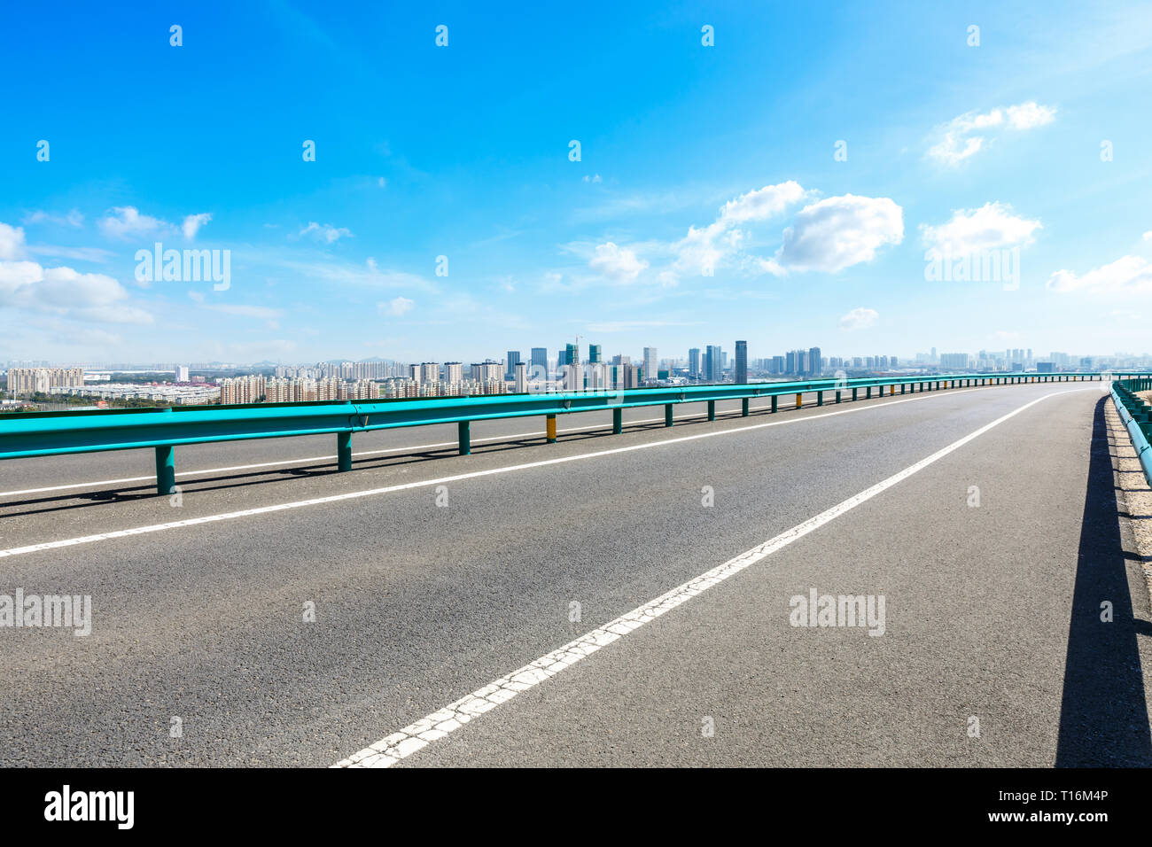 Asfalto autostrada passando attraverso la città sopra a Shanghai Foto Stock