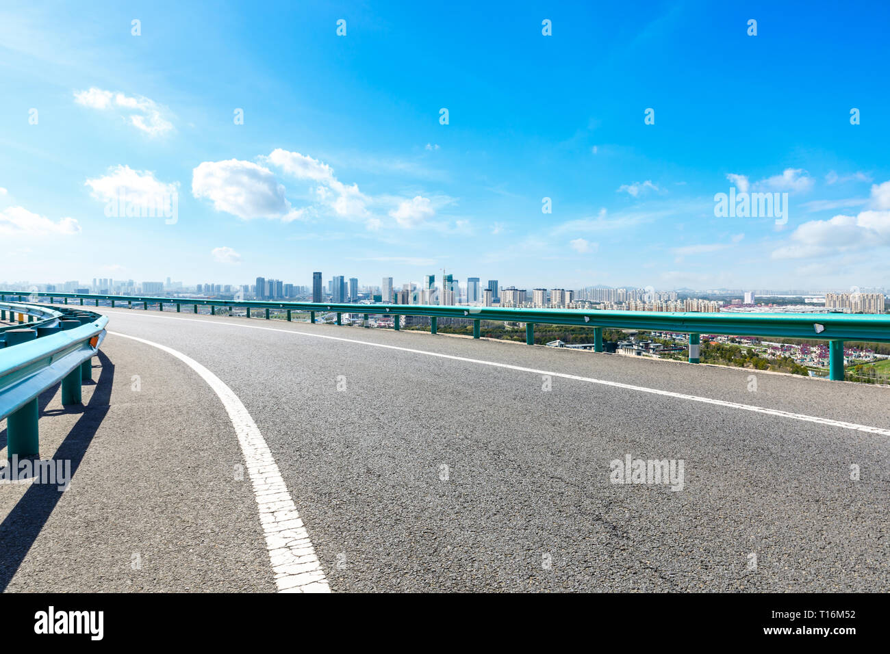 Asfalto autostrada passando attraverso la città sopra a Shanghai Foto Stock