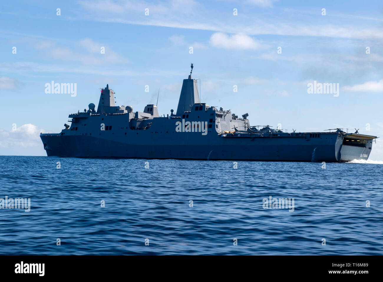 190322-N-NB544-1096 OCEANO PACIFICO (22 marzo 2019) Il San Antonio-classe di trasporto anfibio dock nave USS John P. Murtha (LPD 26) transita l'Oceano Pacifico durante una interdizione marittima il funzionamento. John P. Murtha è in corso conducendo le operazioni di routine come una parte di USS Boxer anfibio gruppo pronto (ARG) nell'Oceano Pacifico orientale. (U.S. Foto di Marina di Massa lo specialista di comunicazione 2a classe Kyle Carlstrom) Foto Stock