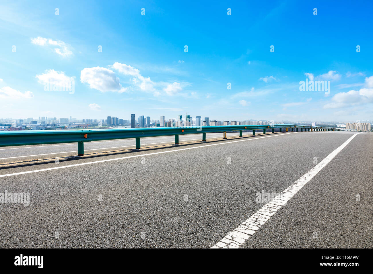 Asfalto autostrada passando attraverso la città sopra a Shanghai Foto Stock