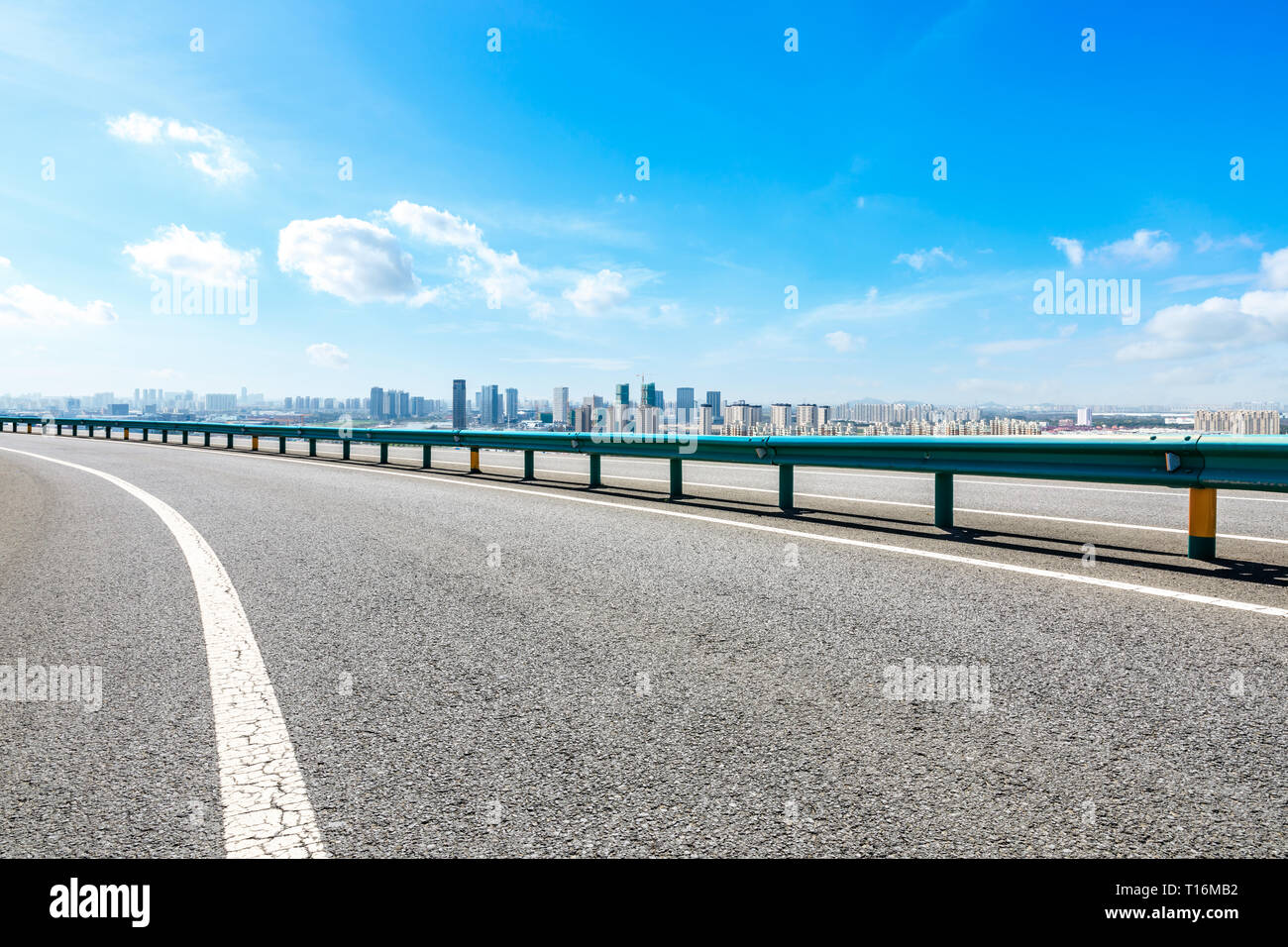 Asfalto autostrada passando attraverso la città sopra a Shanghai Foto Stock