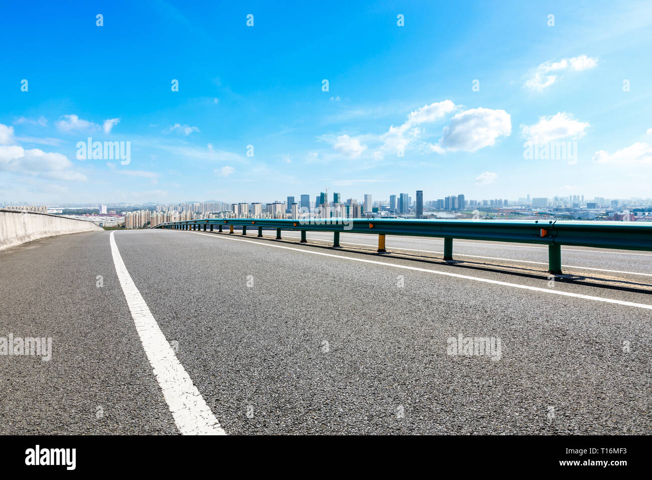 Asfalto autostrada passando attraverso la città sopra a Shanghai Foto Stock