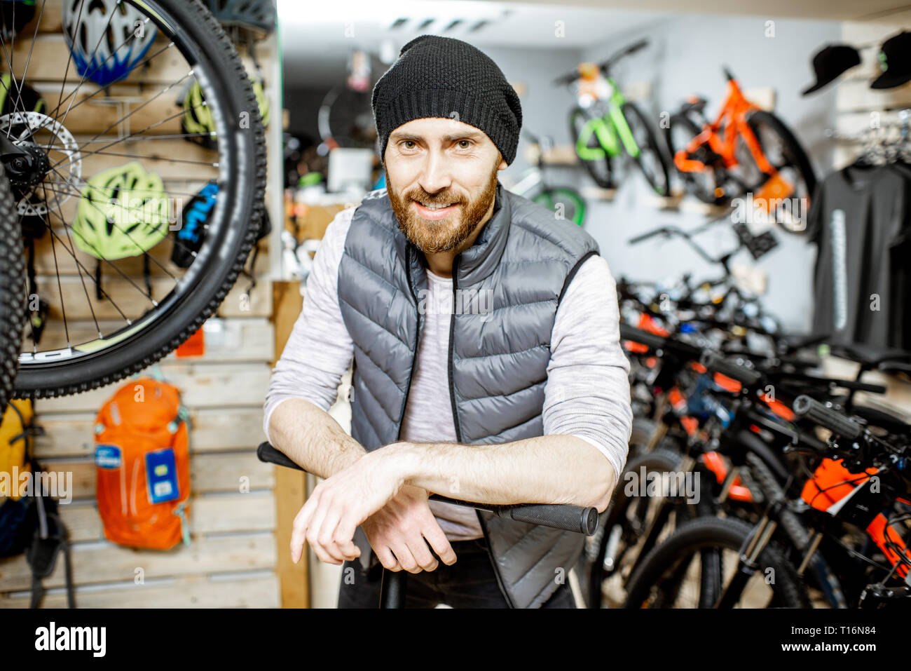 Ritratto di un uomo elegante con bicicletta pieghevole al negozio di biciclette Foto Stock