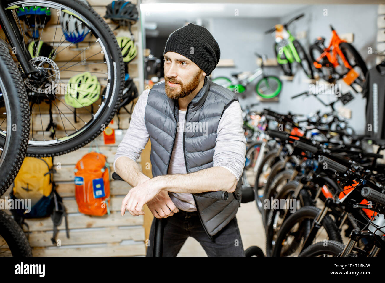Ritratto di un uomo elegante con bicicletta pieghevole al negozio di biciclette Foto Stock