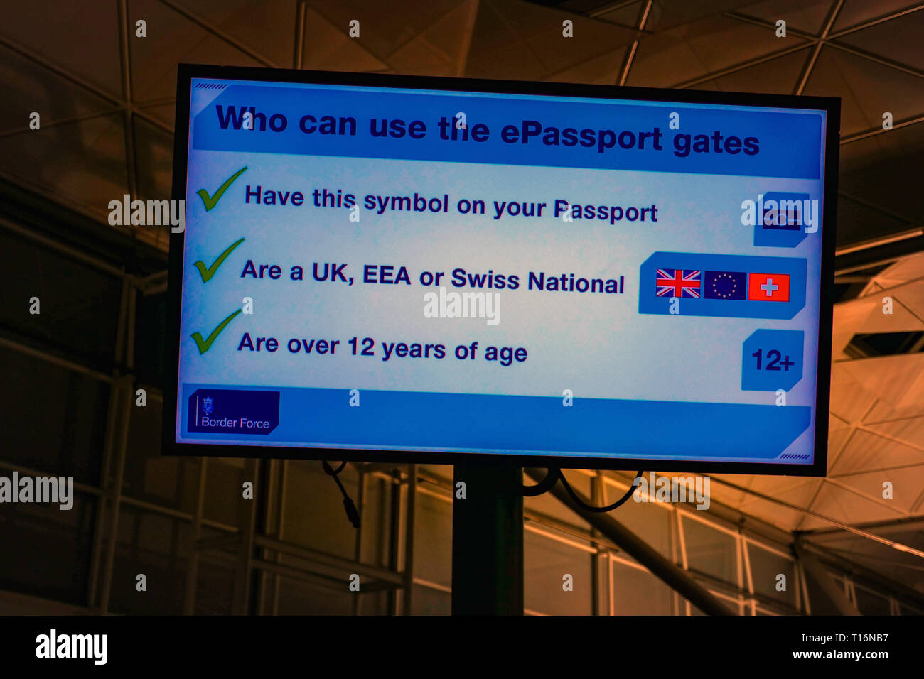Segno di dare istruzioni per cancelli ePassport presso l'aeroporto di Stansted, Londra, Regno Unito Foto Stock