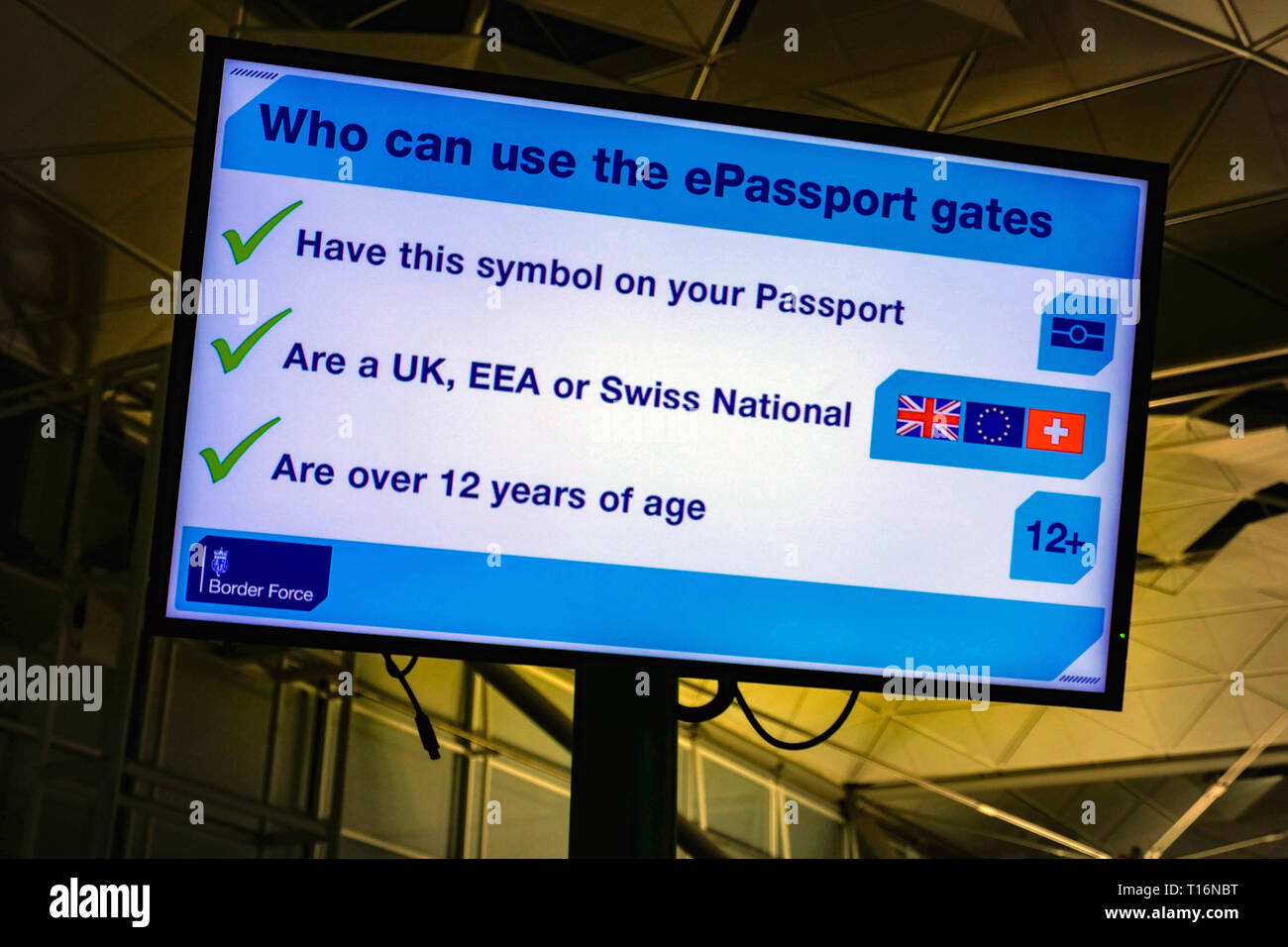 Segno di dare istruzioni per cancelli ePassport presso l'aeroporto di Stansted, Londra, Regno Unito Foto Stock