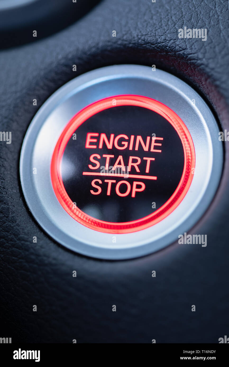 Avviamento e arresto del motore per auto rosso brillante, premere il pulsante di ripresa macro Foto Stock