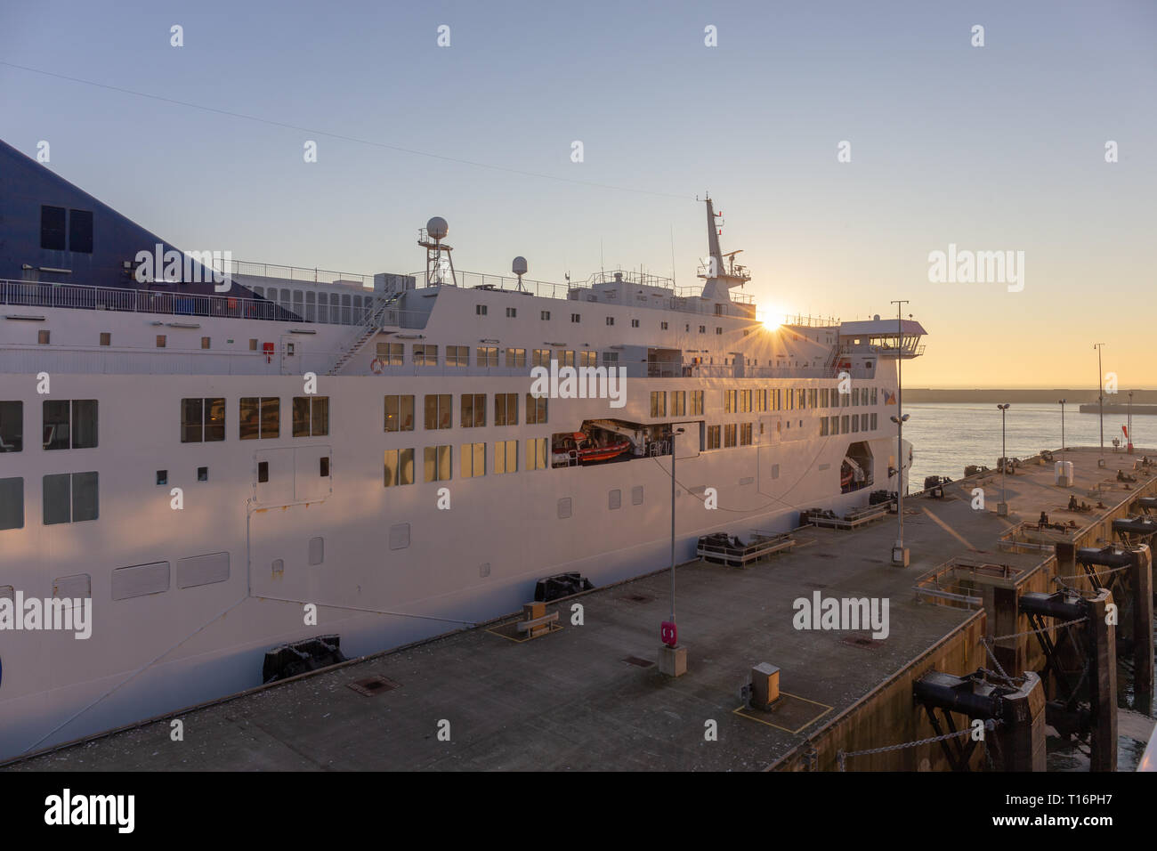 Dover, Kent, Regno Unito; 25 febbraio 2019; Sun sorge sopra un P&O traghetto ormeggiata al Porto di Dover Foto Stock Dover, Kent, Regno Unito; 25 febbraio 2019; Sun sorge sopra un P&O traghetto ormeggiata al Porto di Dover Foto Stock