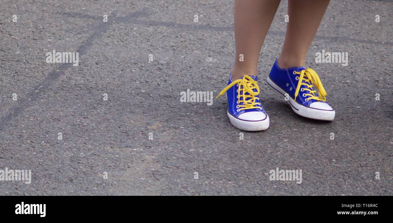 Il blu e il giallo Brexit o scarpe europee con una stanza per il testo Foto Stock
