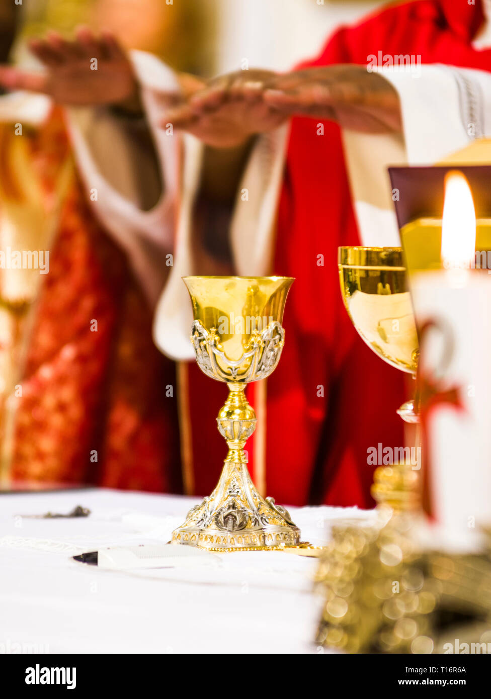 Consacrazione della santa Messa: il vino diventa il sangue di Cristo e l'host diventa Corpo di Cristo sull'altare Foto Stock