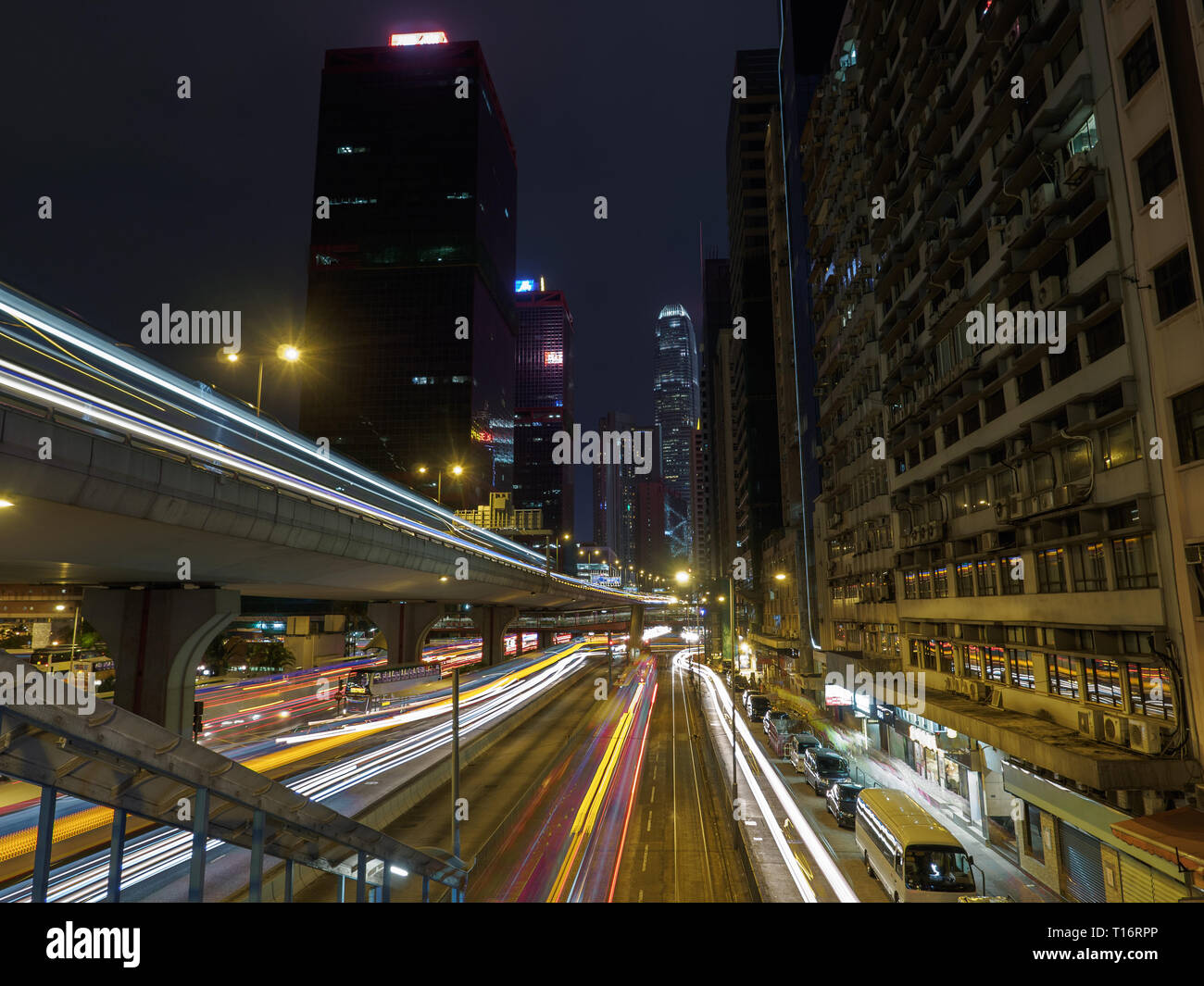 Hong Kong lunga esposizione visto da Connaught Road. Foto Stock