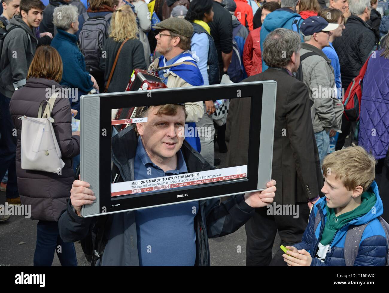 Londra, Regno Unito 23 marzo 2019 un uomo detiene una simulazione di BBC News sullo schermo della TV a anti Brexit marzo a sostegno di un secondo referendum per la Gran Bretagna è l'adesione all'UE Foto Stock