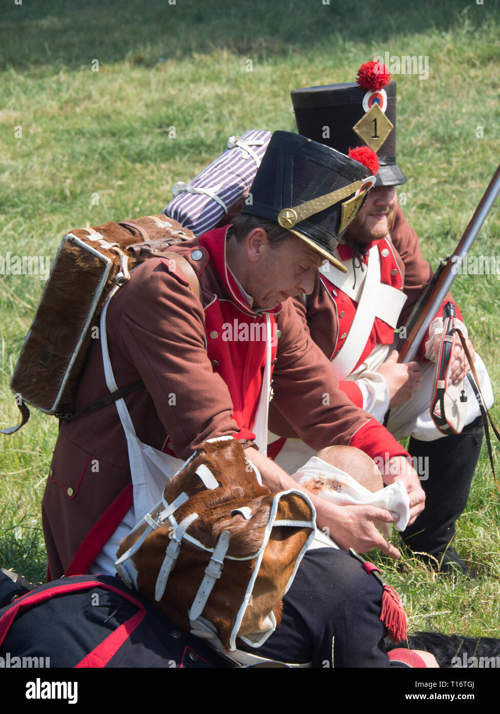 Waterloo, Belgio - 18 Giugno 2017: i medici di aiutare un soldato ferito alla rievocazione della battaglia di Waterloo. Foto Stock