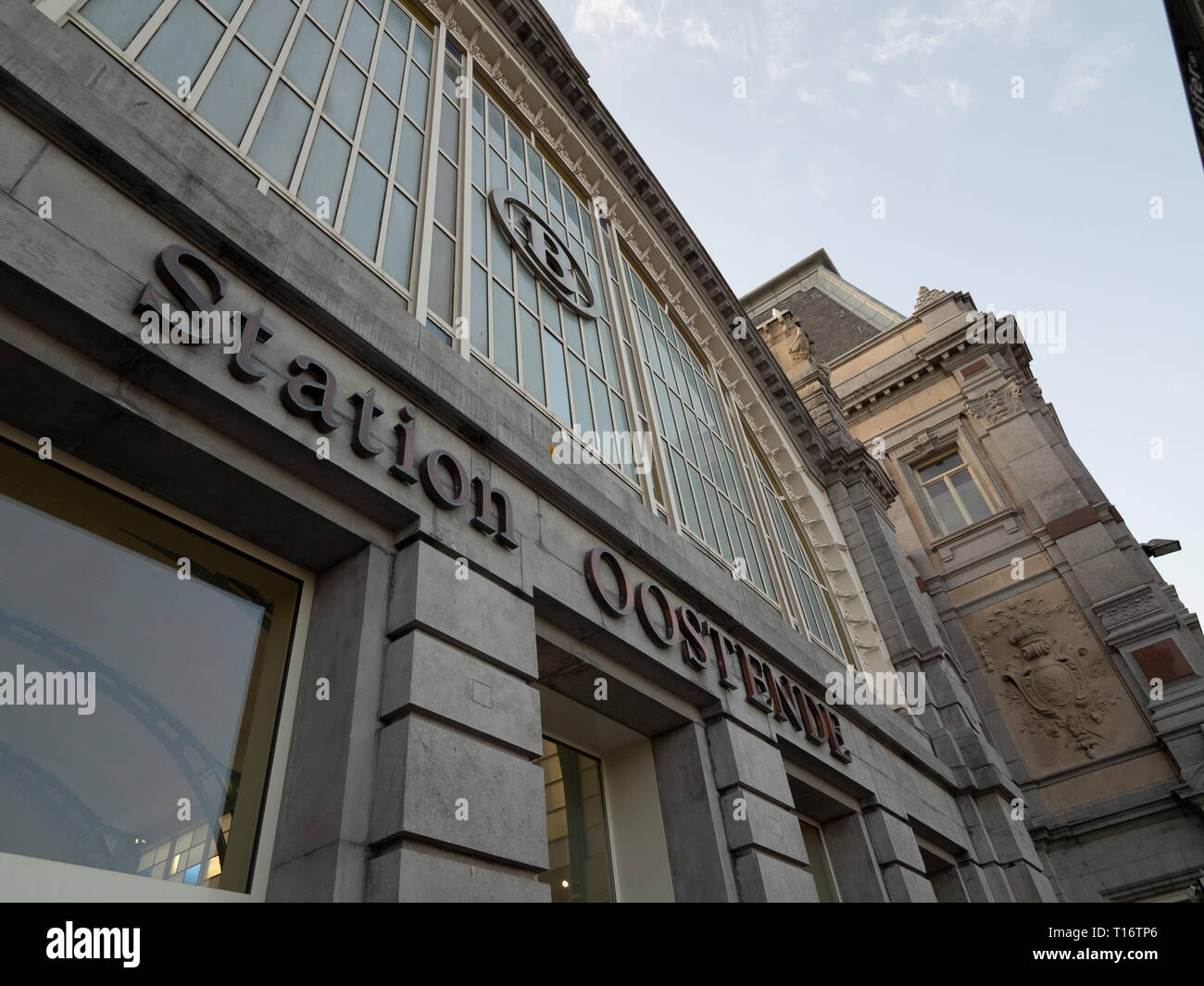 Ostenda, Belgio - 7 August 2018: ingresso dell'NMBS stazione ferroviaria di Ostenda. Foto Stock