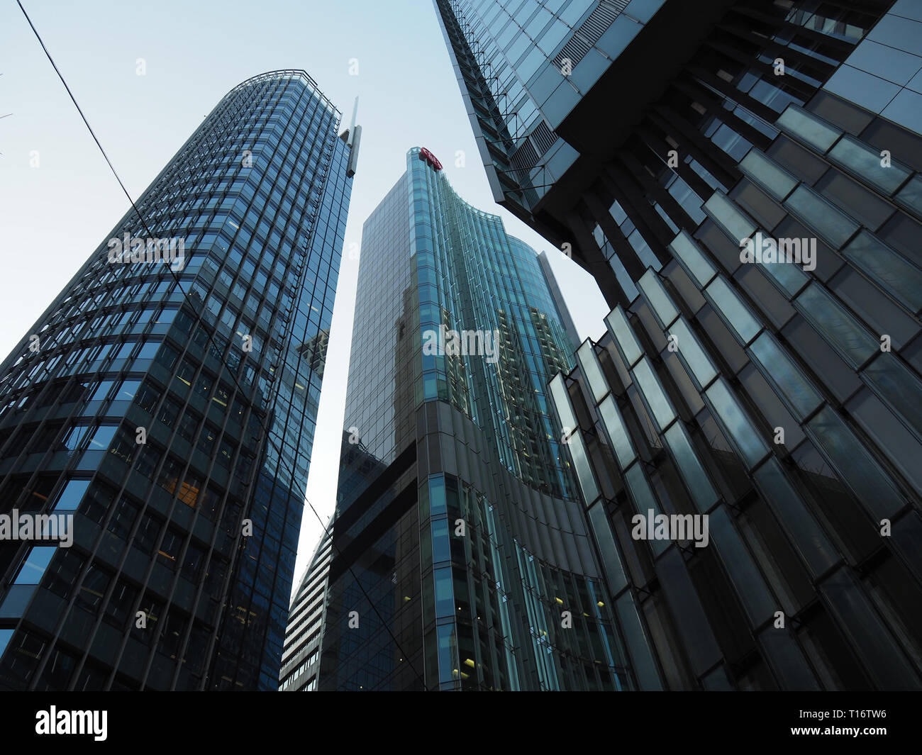 Central, Hong Kong - 1 Novembre 2017: una vista dei molti moderni grattacieli lungo la strada della Regina nella centrale di Hong Kong. Foto Stock