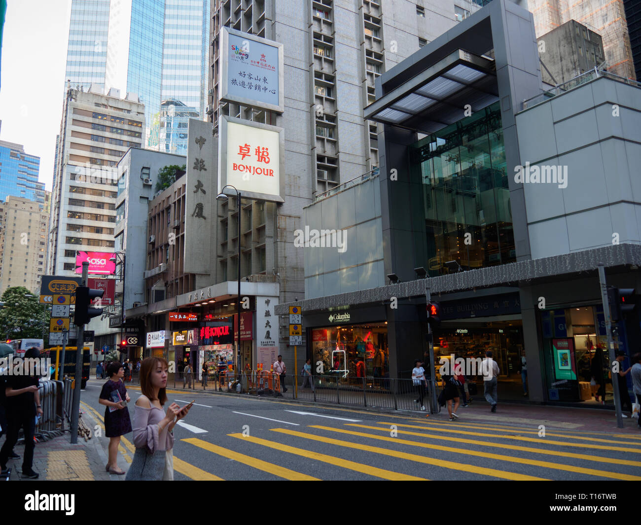 Central, Hong Kong - 1 Novembre 2017: una scena di strada di Queen's Road Centrale di Hong Kong. Il vivace viale è costellata da negozi, ristoranti e o Foto Stock
