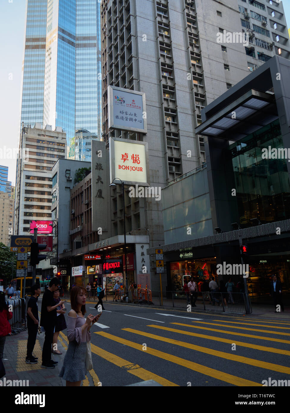 Central, Hong Kong - 1 Novembre 2017: una scena di strada di Queen's Road Centrale di Hong Kong. Il vivace viale è costellata da negozi, ristoranti e o Foto Stock
