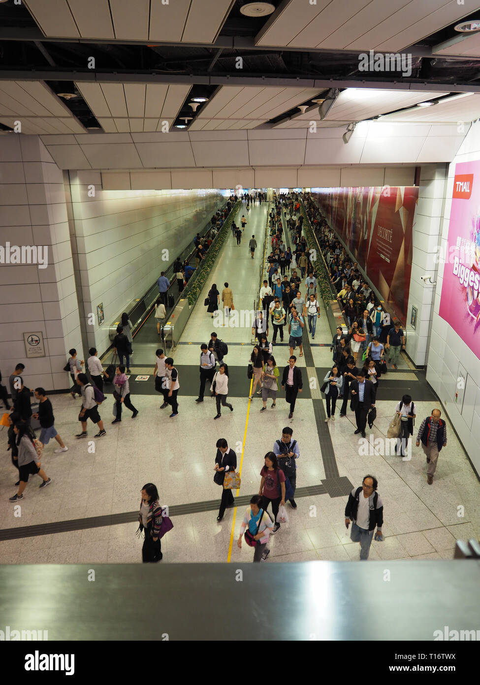 Central, Hong Kong - 1 Novembre 2017: dal traffico e il trambusto di Hong Kong Central Station durante le ore di punta. Foto Stock