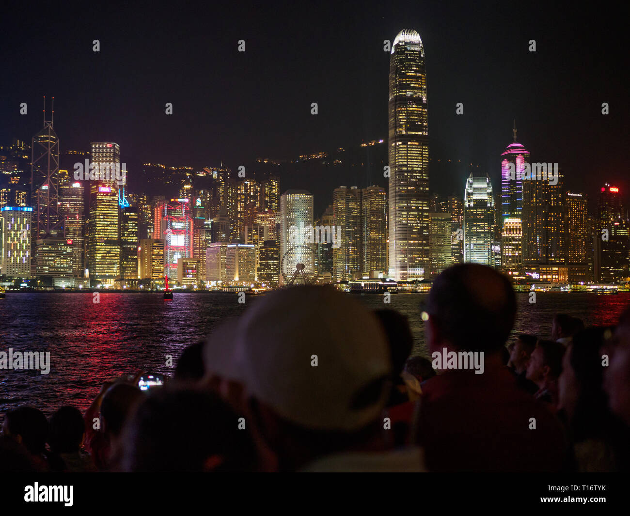 Kowloon, Hong Kong - 02 Novembre 2017: Grandi gruppi di persone si riuniscono presso il molo di Kownloon per ammirare lo spettacolo di una Sinfonia di Luci. Foto Stock