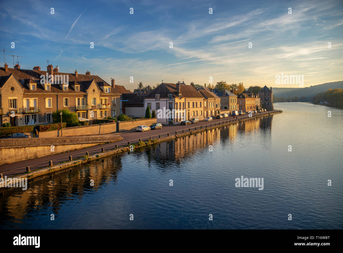 Tramonto sul fiume Yonne, Borgogna, Francia Foto Stock