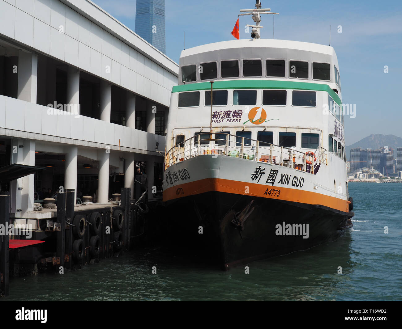 Central, Hong Kong - 3 Novembre 2017: un'immagine di un traghetto si trova nella zona centrale di Ferry Pier No.5 in Hong Kong. Foto Stock