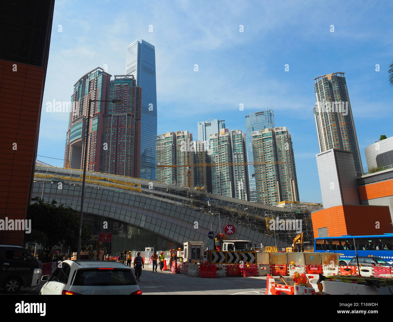 Kowloon, Hong Kong - 3 Novembre 2017: il cantiere per la costruzione della West Kowloon Railway Station con il cielo100 torre in background circondato da Foto Stock