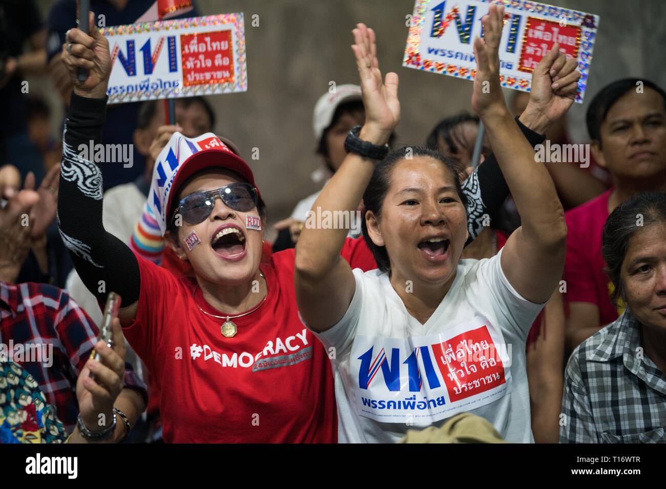 I sostenitori del Pheu Thai Party celebrare come uno dei loro candidati vince una sede come si guarda il live risultati polling sulla TV nel Pheu Thai sedi di partito. Popolo di Thailandia è attesa per l'ultimo risultato elettorale come la stazione di polling ha chiuso e cotes vengono contati. Foto Stock