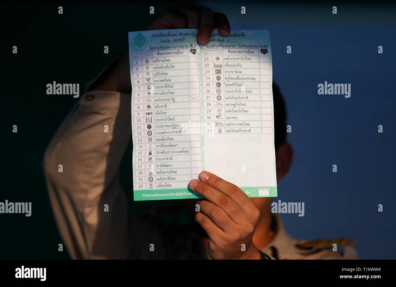 Elezione di un funzionario della Commissione ha visto la visualizzazione di un voto cartaceo per i supporti mentre il conteggio dei voti espressi durante la Thailandia del generale elezione al seggio in provincia di Nonthaburi, nella periferia di Bangkok, Tailandia. Foto Stock