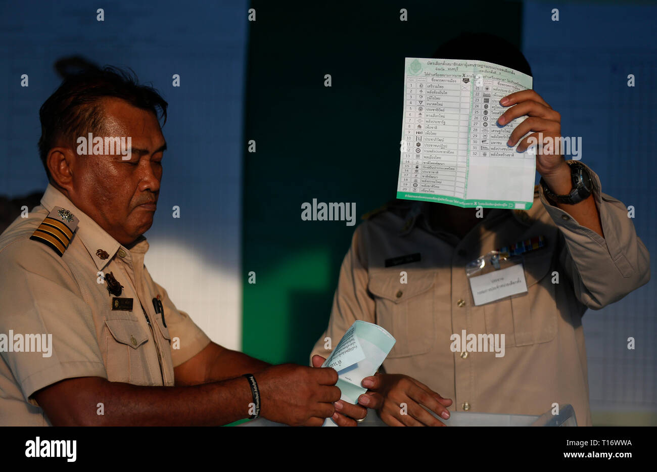Elezione di un funzionario della Commissione ha visto la visualizzazione di un voto cartaceo per i supporti mentre il conteggio dei voti espressi durante la Thailandia del generale elezione al seggio in provincia di Nonthaburi, nella periferia di Bangkok, Tailandia. Foto Stock