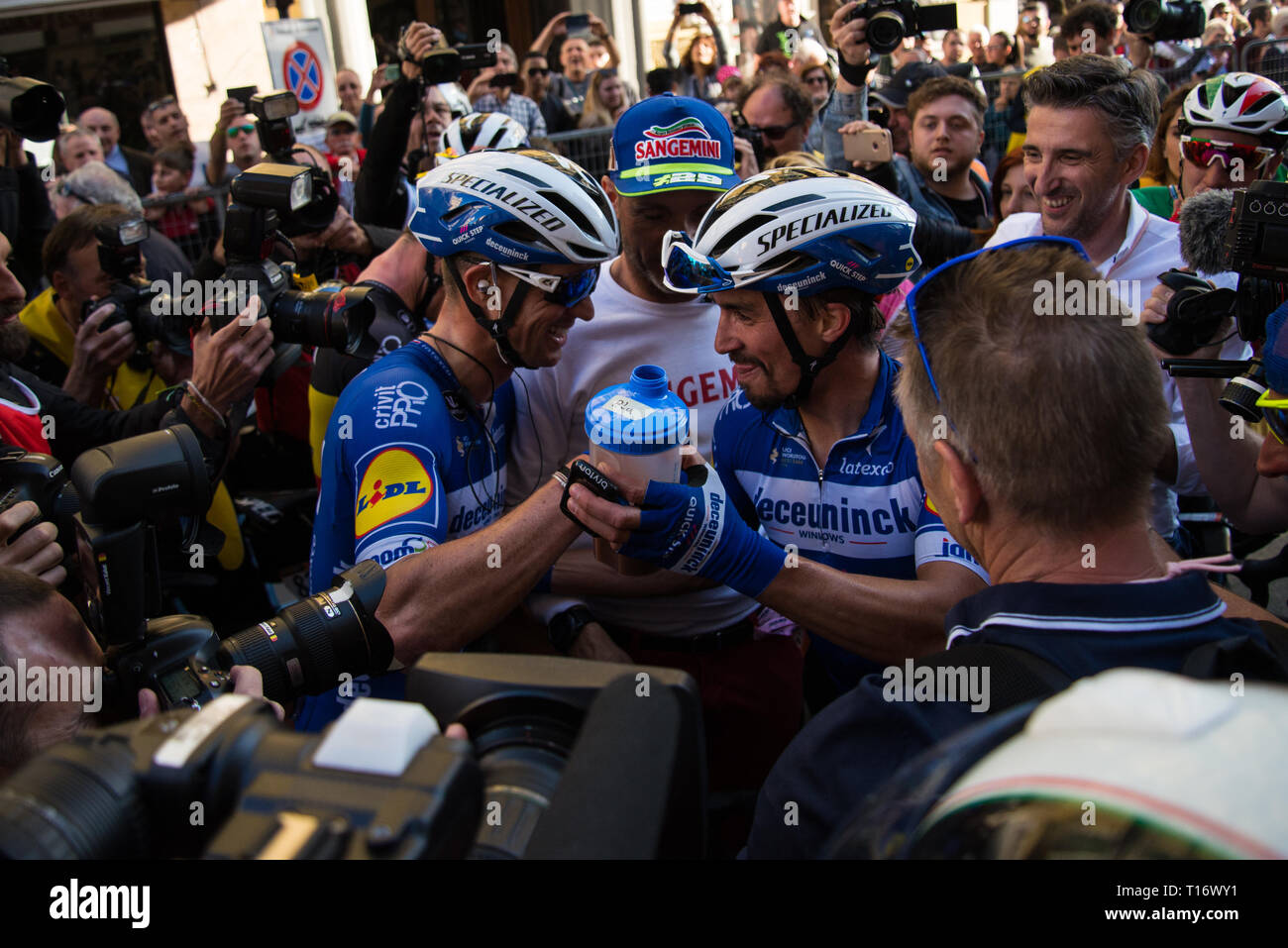 Julian Alaphilippe della Francia e il Team Deceuninck, Zdenek Stybar della Repubblica ceca e il Team Deceuninck sono visto celebrare durante il 110th edizione di Milano - Sanremo, gara ciclistica. Foto Stock