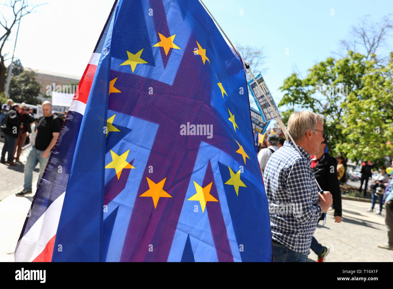 Un partecipante visto con le bandiere di Inghilterra ed Europa durante la dimostrazione. La comunità britannica in Spagna hanno dimostrato a favore di un altro referendum sul Brexit a Plaza de Colón "in difesa dei diritti dei cinque milioni di europei nel Regno Unito e British nell' Unione europea e per la richiesta di un secondo referendum sull'uscita della Gran Bretagna dall'UE '. Foto Stock