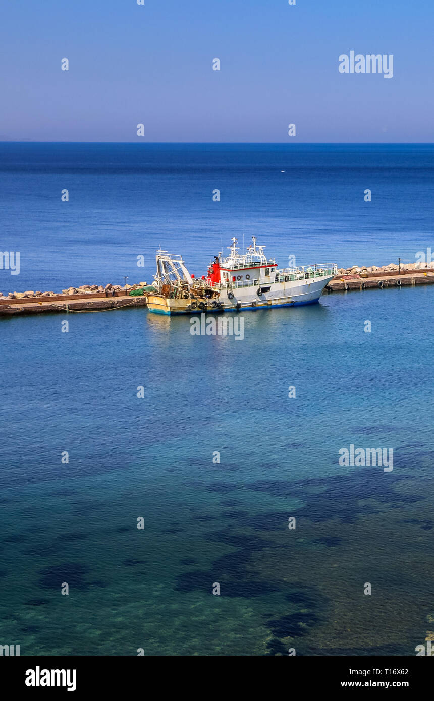 Molyvos, Lesbo Island, Grecia. Barca da pesca in molivos' porto di pesca. Foto Stock