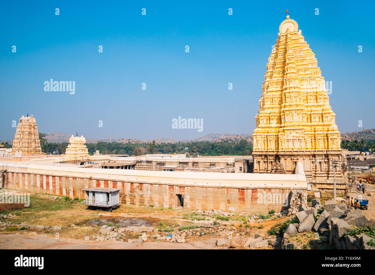 Sri Tempio Virupaksha da Hemakuta hill in Hampi, India Foto Stock