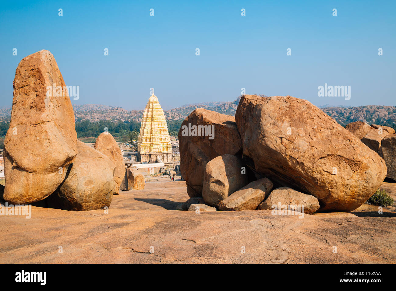 Sri Tempio Virupaksha e montagne rocciose da Hemakuta hill in Hampi, India Foto Stock