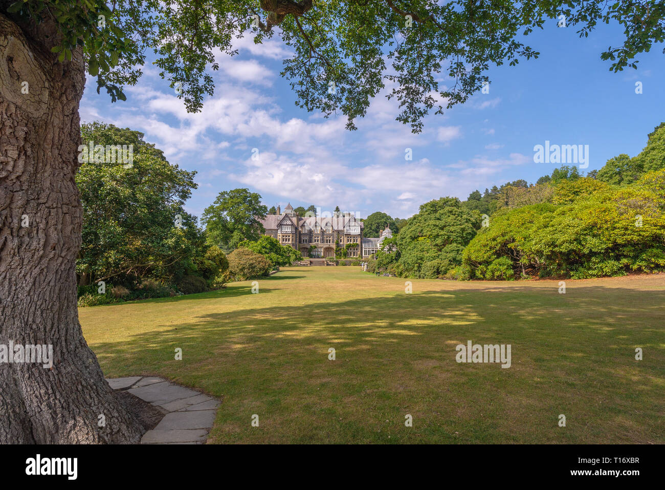 Bodnant Hall visto dal punto di vista del grande prato, Bodnant garden, Conwy, Wales, Regno Unito Foto Stock