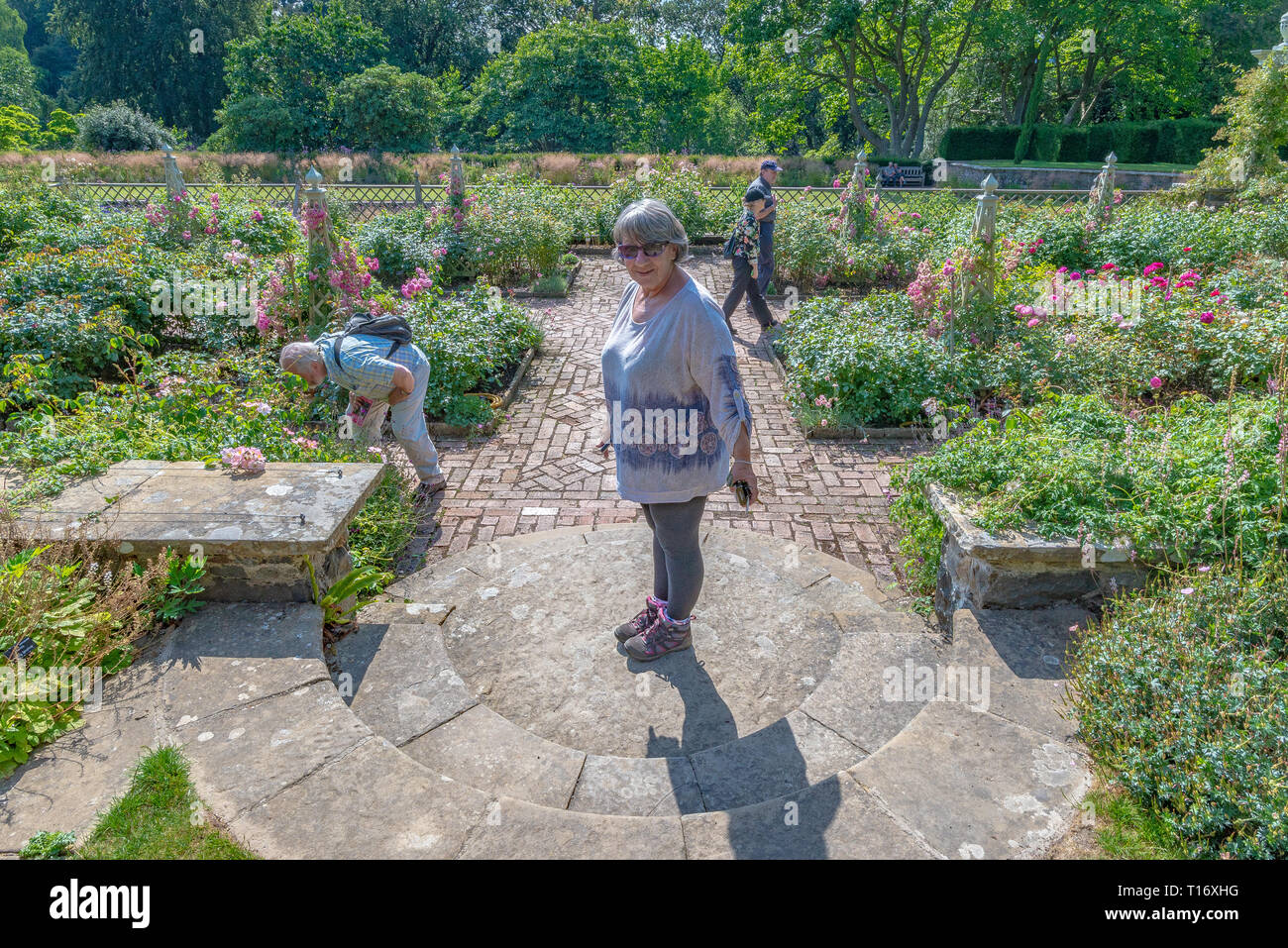 Donna in piedi nel mezzo di una scala circolare, Bodnant garden, Conwy, Wales, Regno Unito Foto Stock