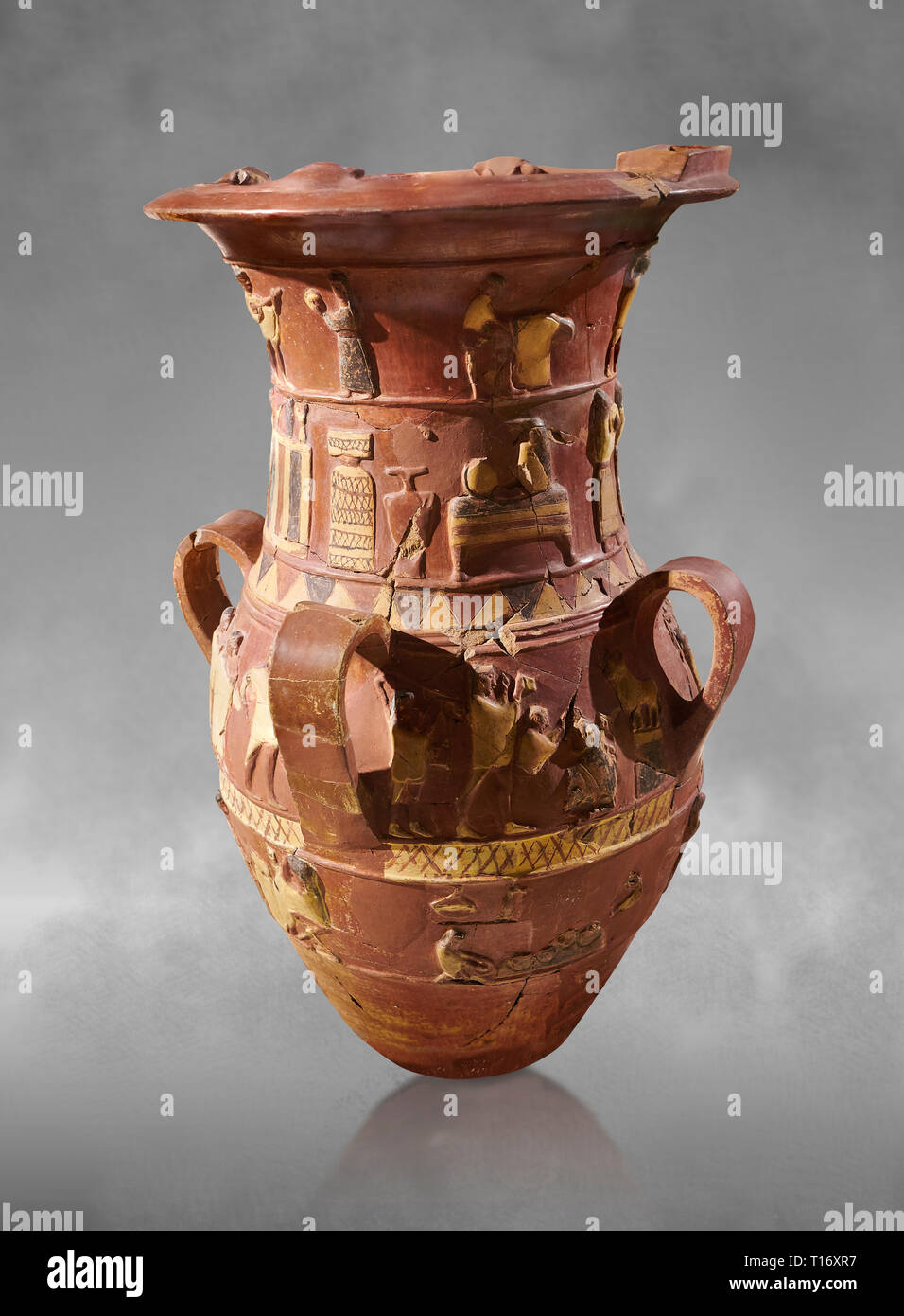 Inandik Hittita decorate in rilievo culto libagione vaso con quattro fregi decorativi con figure colorate di crema, rosso e nero. In cima regist Foto Stock