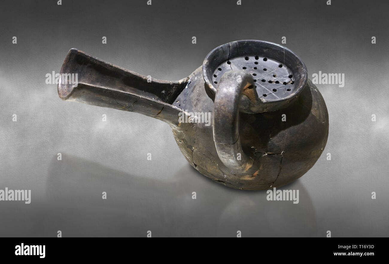 Grigio frigia vaso in ceramica con un filtro e un tubo di lancio lungo da Gordion. Raccolta frigia, 8-VII secolo a.c. - Museo della Civiltà anatolica Foto Stock